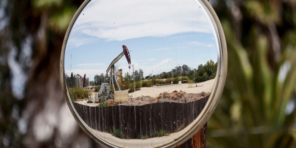 Oil prices score a 4th straight weekly gain