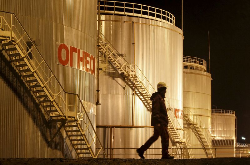Oil prices inch lower as Fed, China fears dent outlook