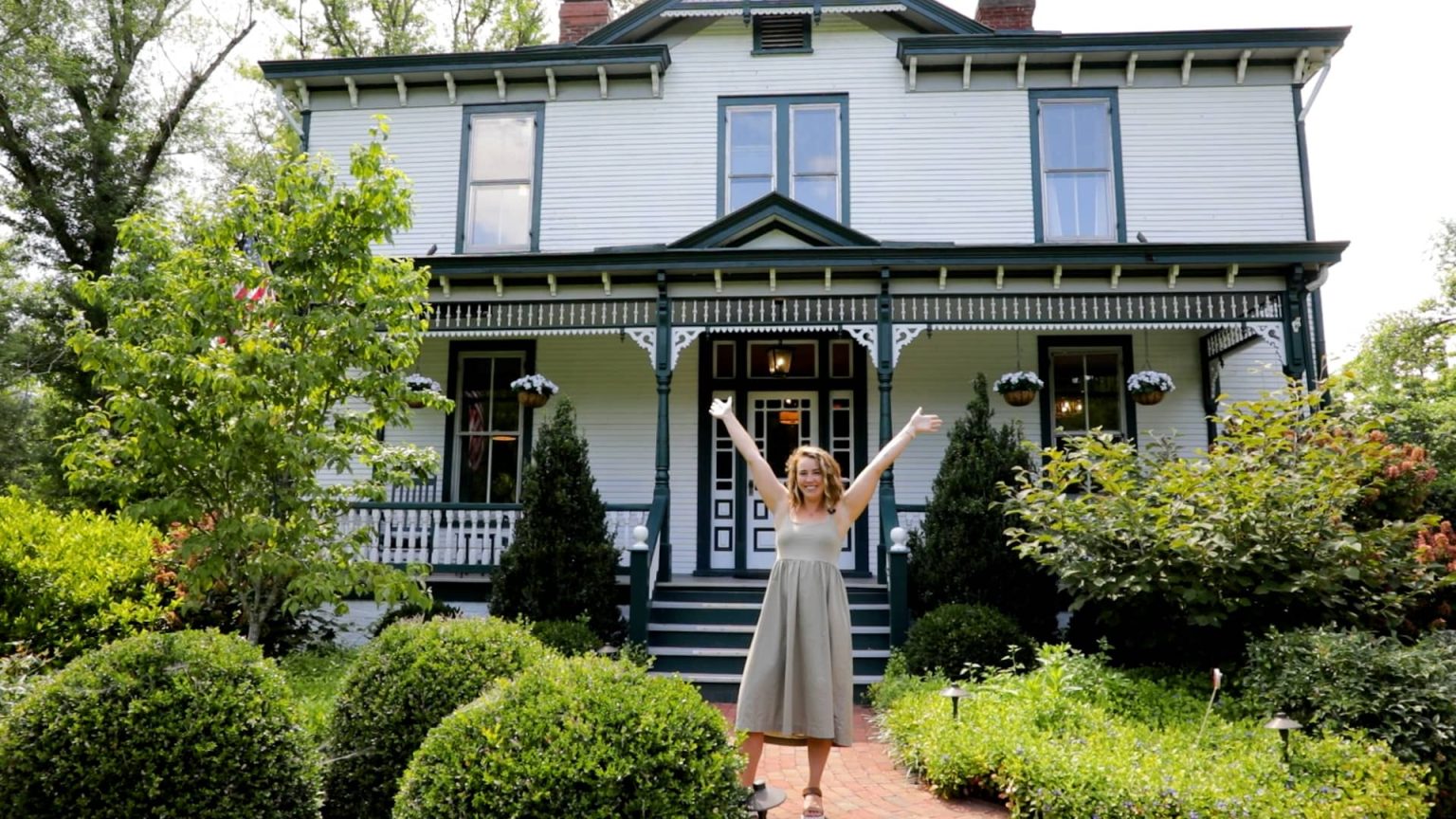 This 32-year-old scaled her side hustle into a business on track to bring in $3 million — here’s how