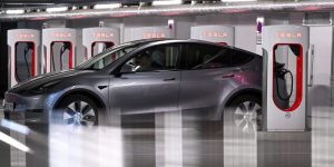 Tesla CFO Resigns, Stock Falls. Investors Recall Management Volatility.