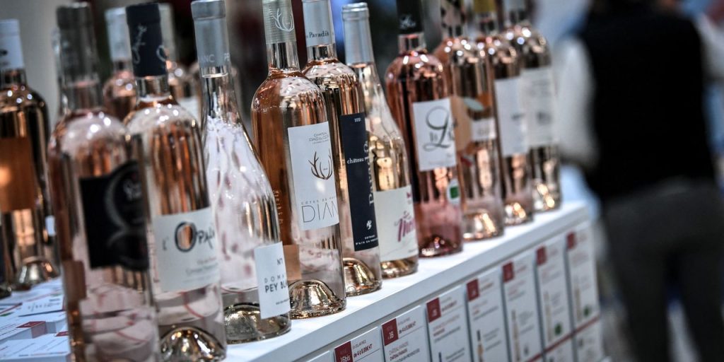 U.S. trade deficit drops 4% to $65.5 billion on waning imports