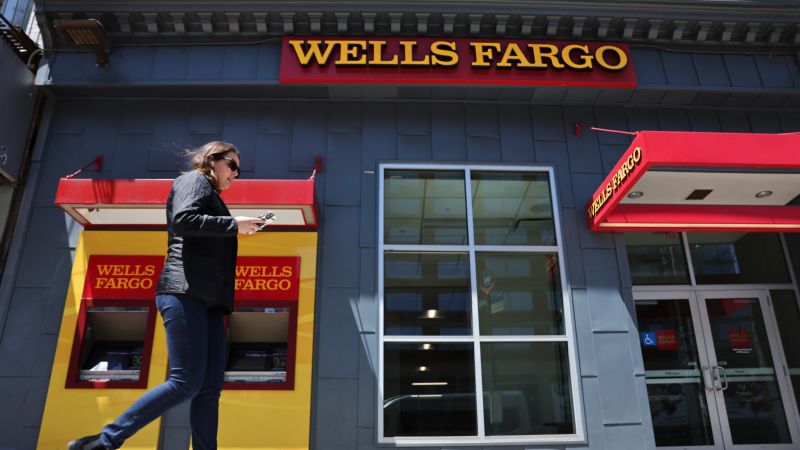 Wells Fargo says missing deposits glitch is resolved