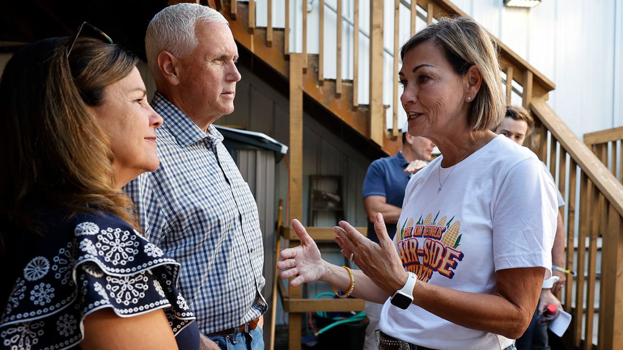 Former Vice President Mike Pence and his wife, Karen, visit with Reynolds before participating in the