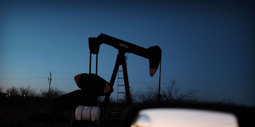Oil futures climb by more than 2% for the week