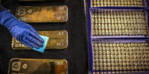 Gold prices down a third straight session as investors await further cues on interest rates