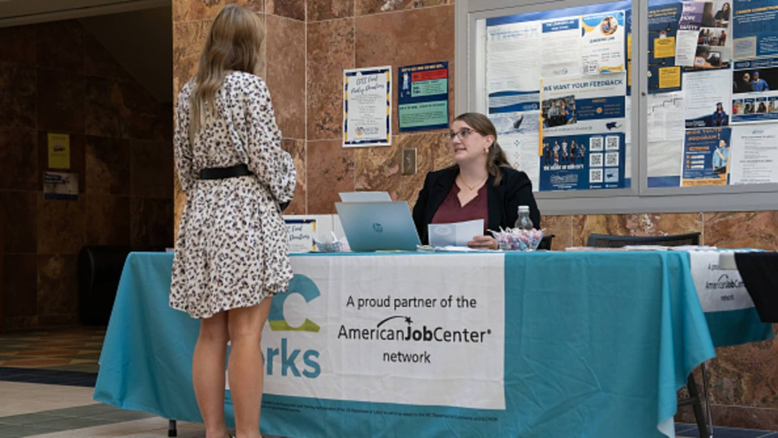 U.S. jobless claims increase slightly to 207,000 for the week