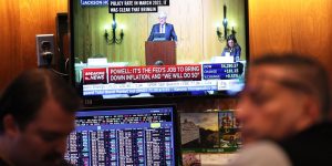 Bank earnings await after a weak quarter for stock prices, but the biggest names remain more favored