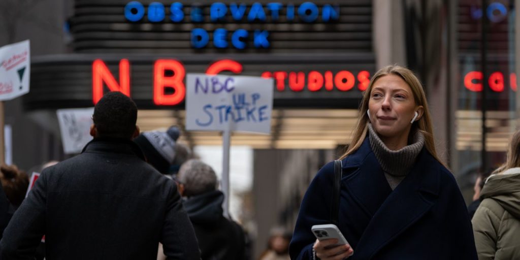 Jobless claims stay below 210,000 for fourth straight week