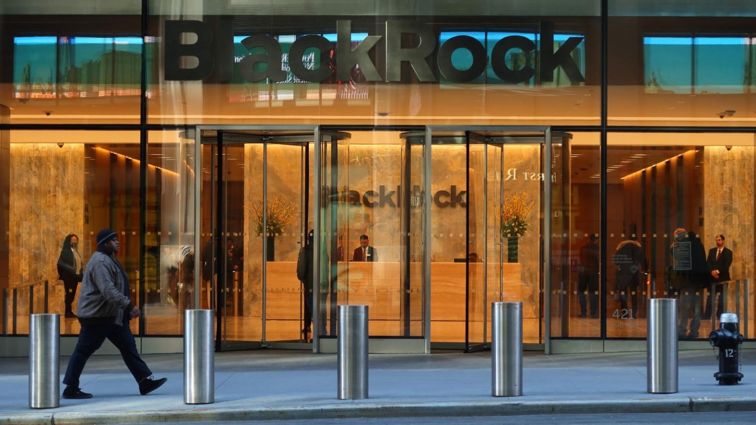 Bitcoin Suddenly Leaps To $30,000 Following Refuted IShares Spot ETF Approval Report