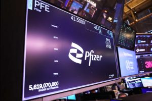 Pfizer’s 4.9% Yield: A Contrarian Buy Near 1-Year Lows (NYSE:PFE)