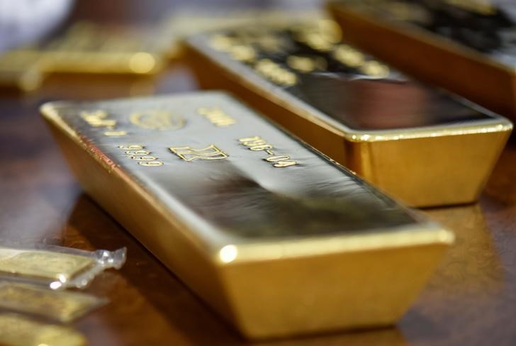 Gold hits over 1-week high on Middle East worries, cautious Fed