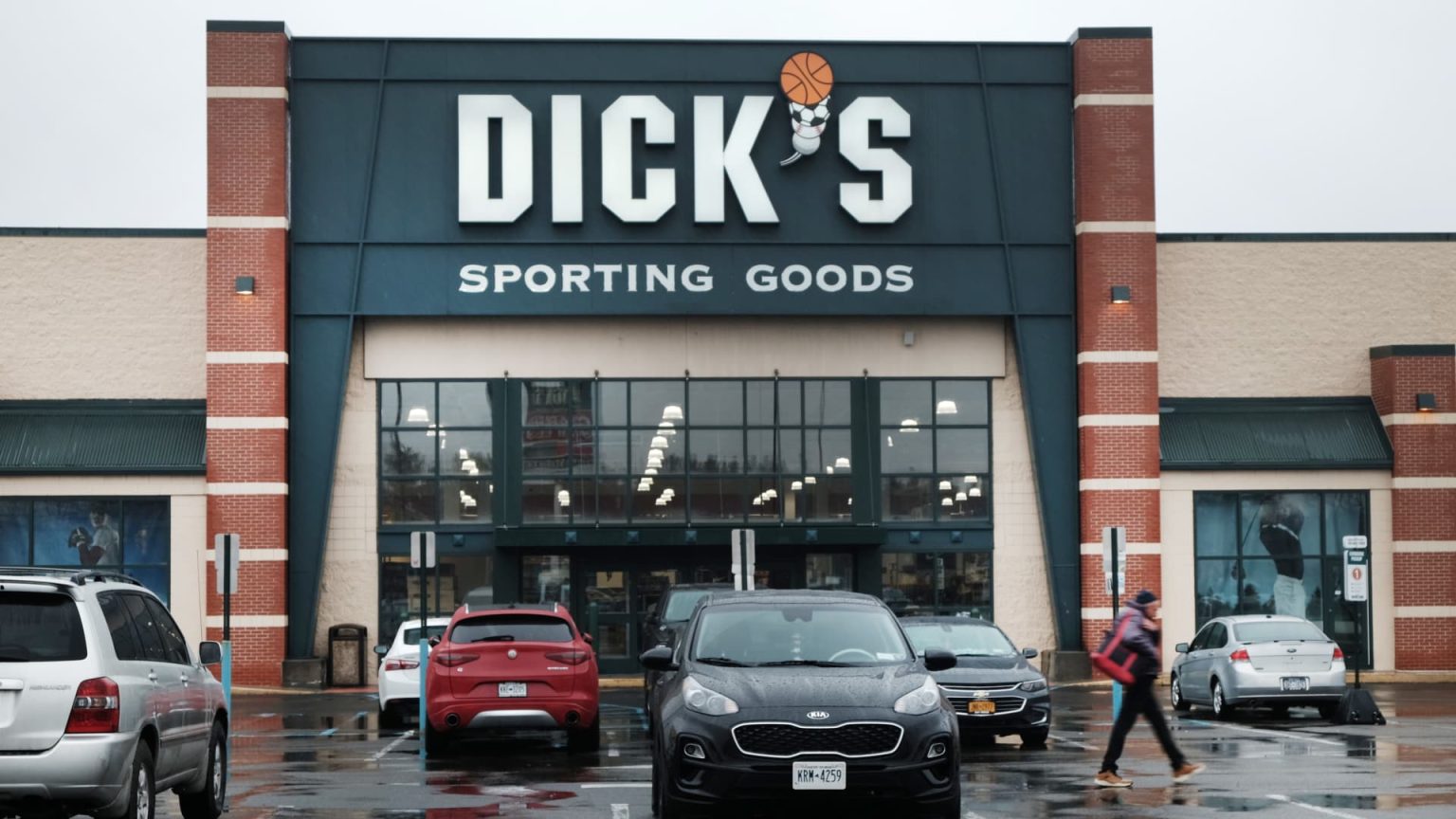 Dick’s Sporting Goods shares jump after retailer hikes outlook as it bounces back from theft woes