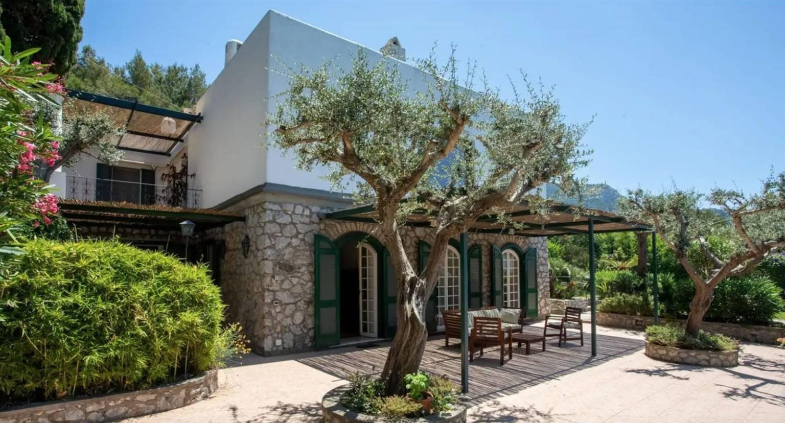 Luxury Villa On Italy’s Island Of Capri Offers A Glimpse Into A Glamorous Past