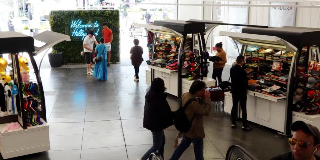 Retail sales in the U.S. fall for first time in 7 months