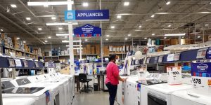 Lowe’s bonds sell off along with stock after earnings come with a warning