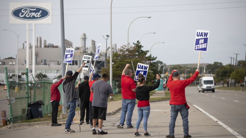 First UAW vote at Ford is overwhelmingly in favor of ratifying deal