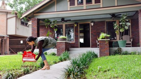 Home delistings surge as sellers struggle to get their price